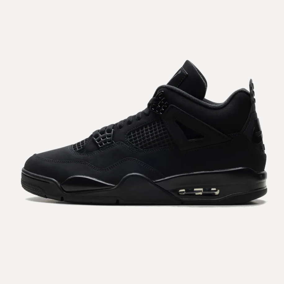 Czarne wysokie sneakersy z grubą podeszwą i wieloelementową konstrukcją cholewki. Obuwie jest pokazane na jasnym tle, z widocznymi sznurowadłami oraz bocznymi elementami konstrukcyjnymi.