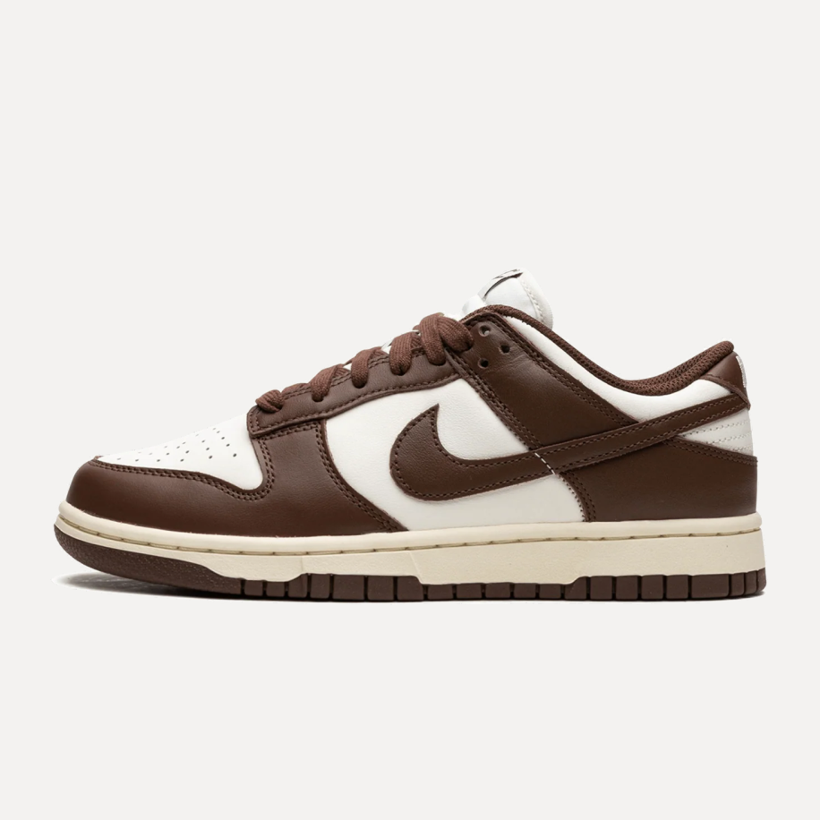 Para niskich sneakersów w odcieniach ciemnego brązu, jasnego beżu i bieli. Buty są ustawione obok siebie na jasnym tle, a boczne logo i sznurowadła są dobrze widoczne.