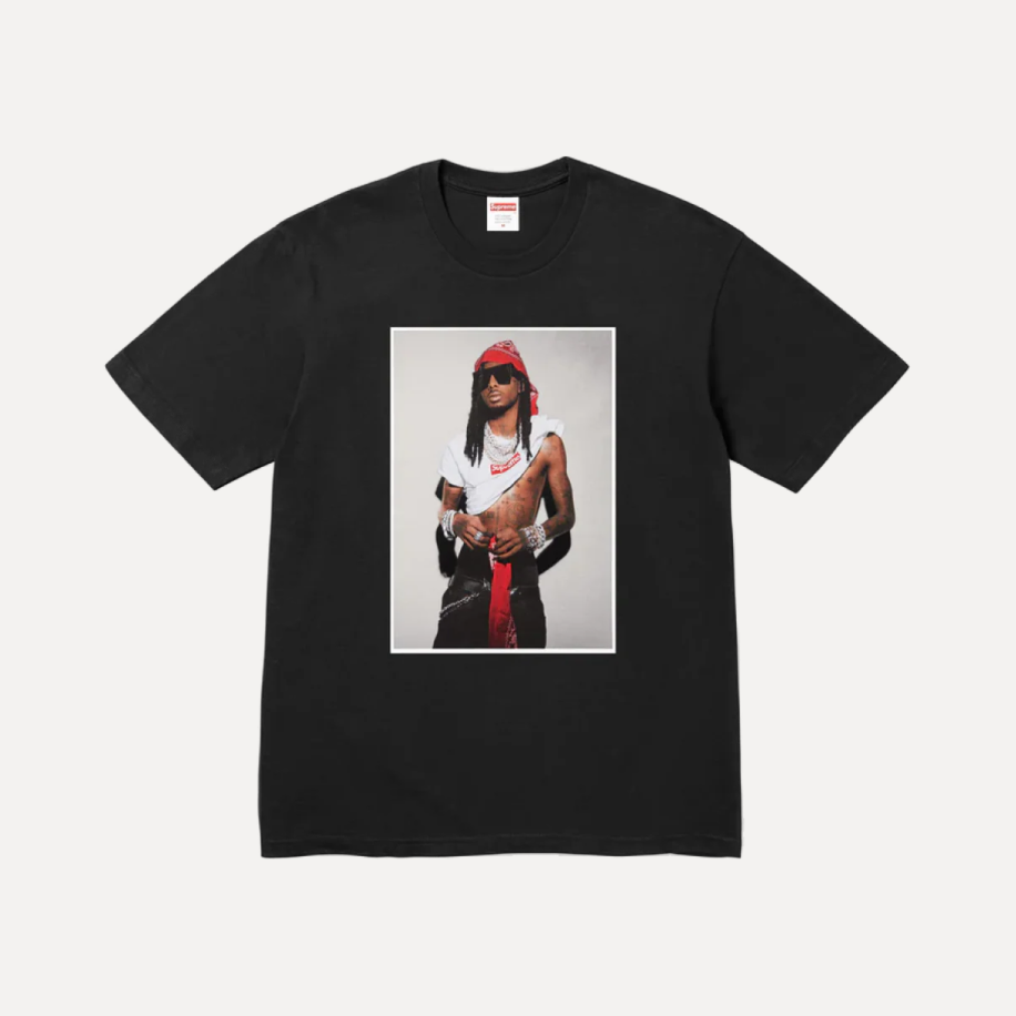 Czarny T-shirt z jasną grafiką przedstawiającą postać umieszczoną centralnie na przedniej części koszulki. Koszulka jest pokazana na jasnym tle w pełnym ujęciu, z widocznymi krótkimi rękawami i okrągłym dekoltem.